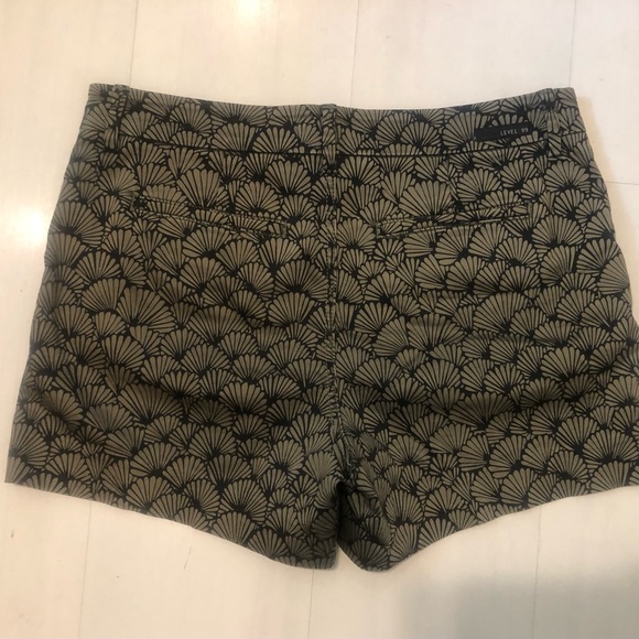 Level 99 Women’s Olive/Black Printed Shorts Waist 30 - Picture 2 of 3